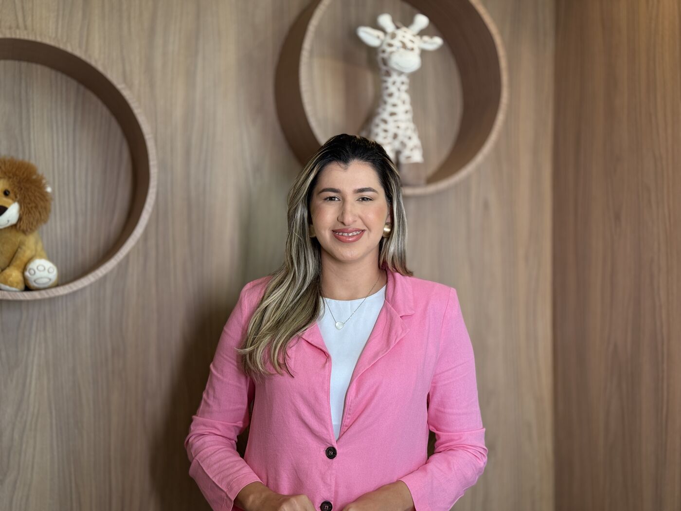 Chirley Reis sorrindo no consultório